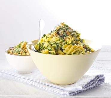 022015-pasta-mit-spinat-rahm-und-parmesan-broeseln